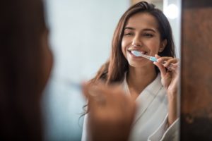 Woman smiling with a healthy set of teeth